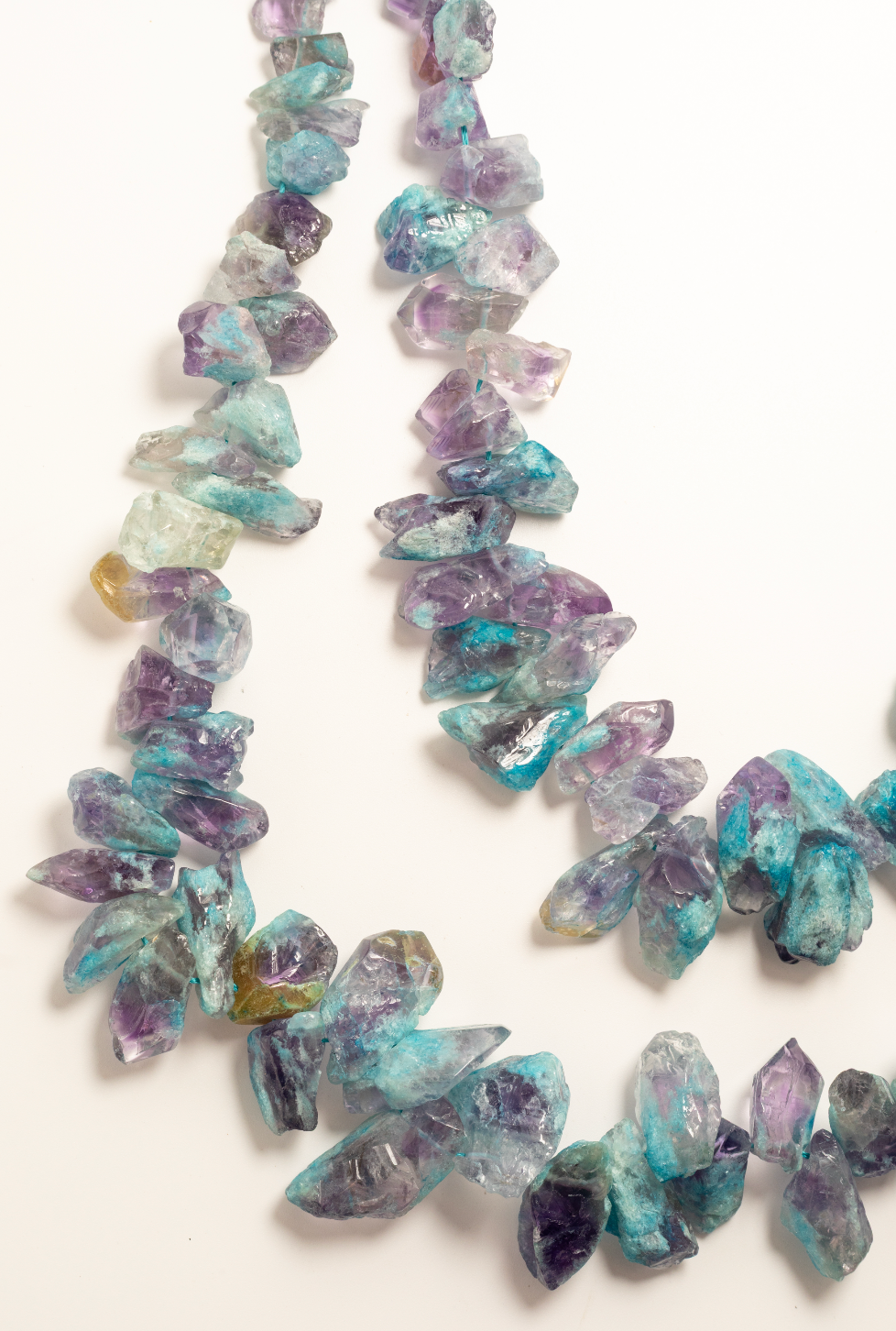 Hilo de Amatista con Apatite en Bruto