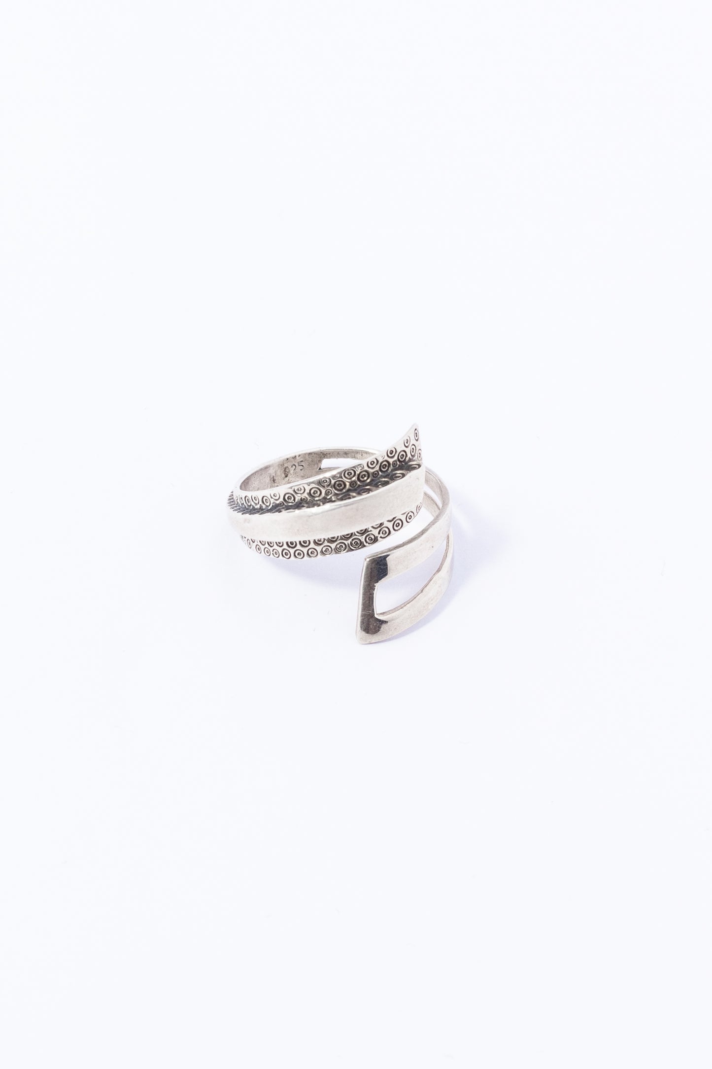 Anillo de Plata Empedrado