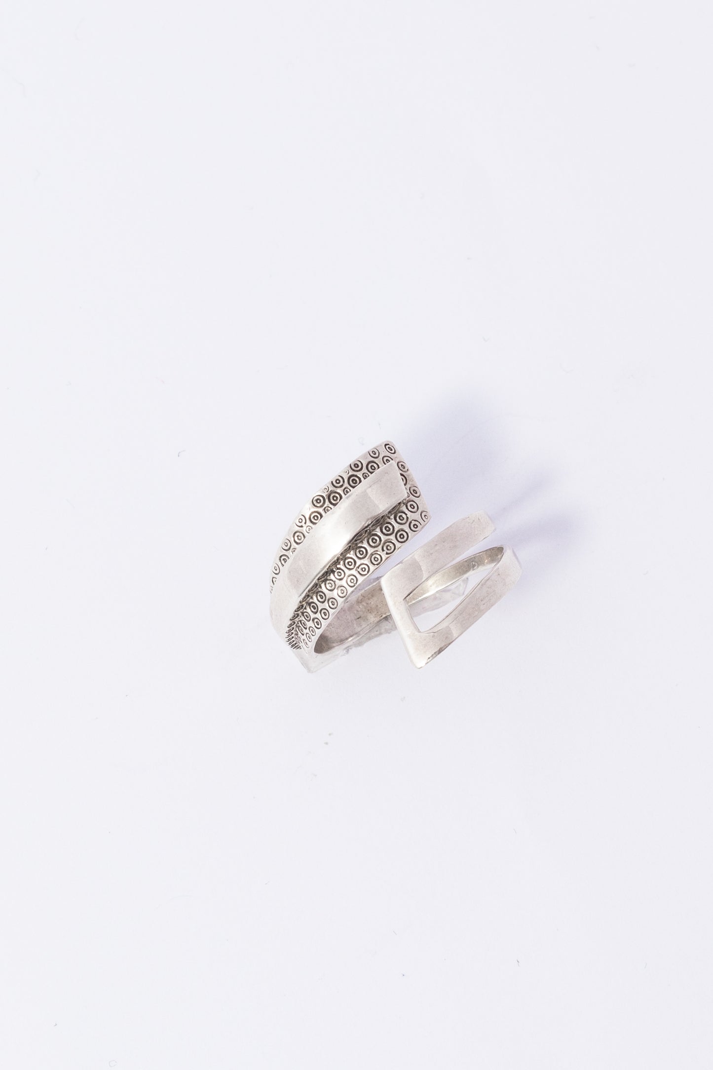 Anillo de Plata Empedrado