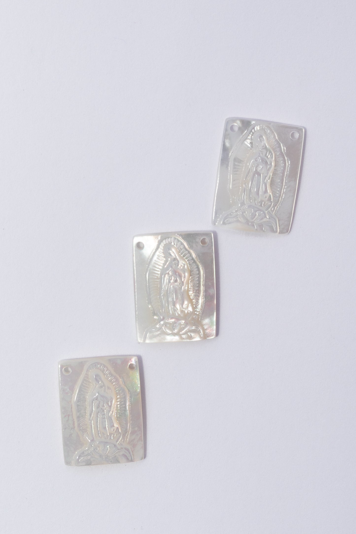 Cabujón de Madre Perla Virgen de Guadalupe