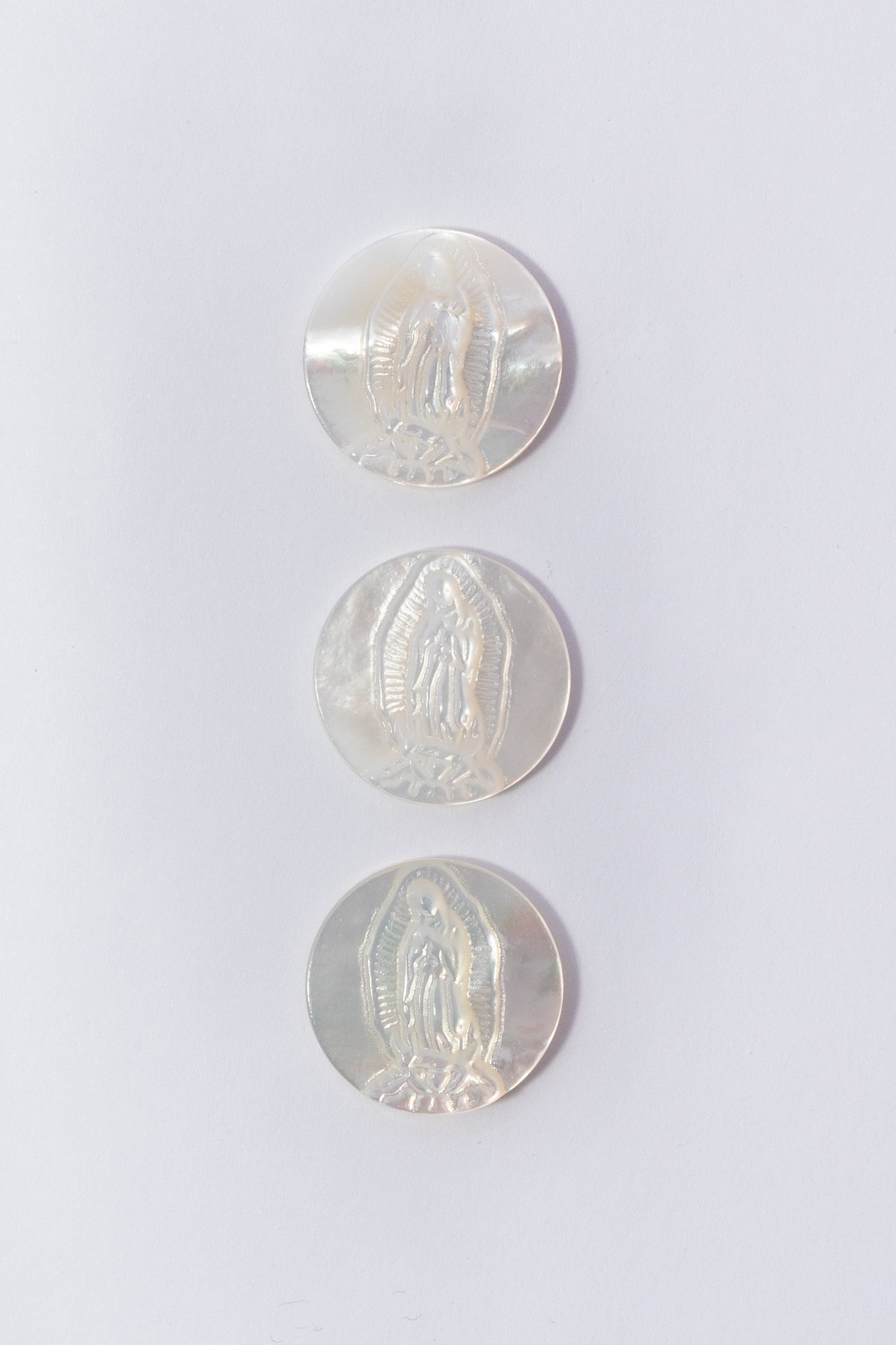 Cabujón de Madre Perla Virgen de Guadalupe