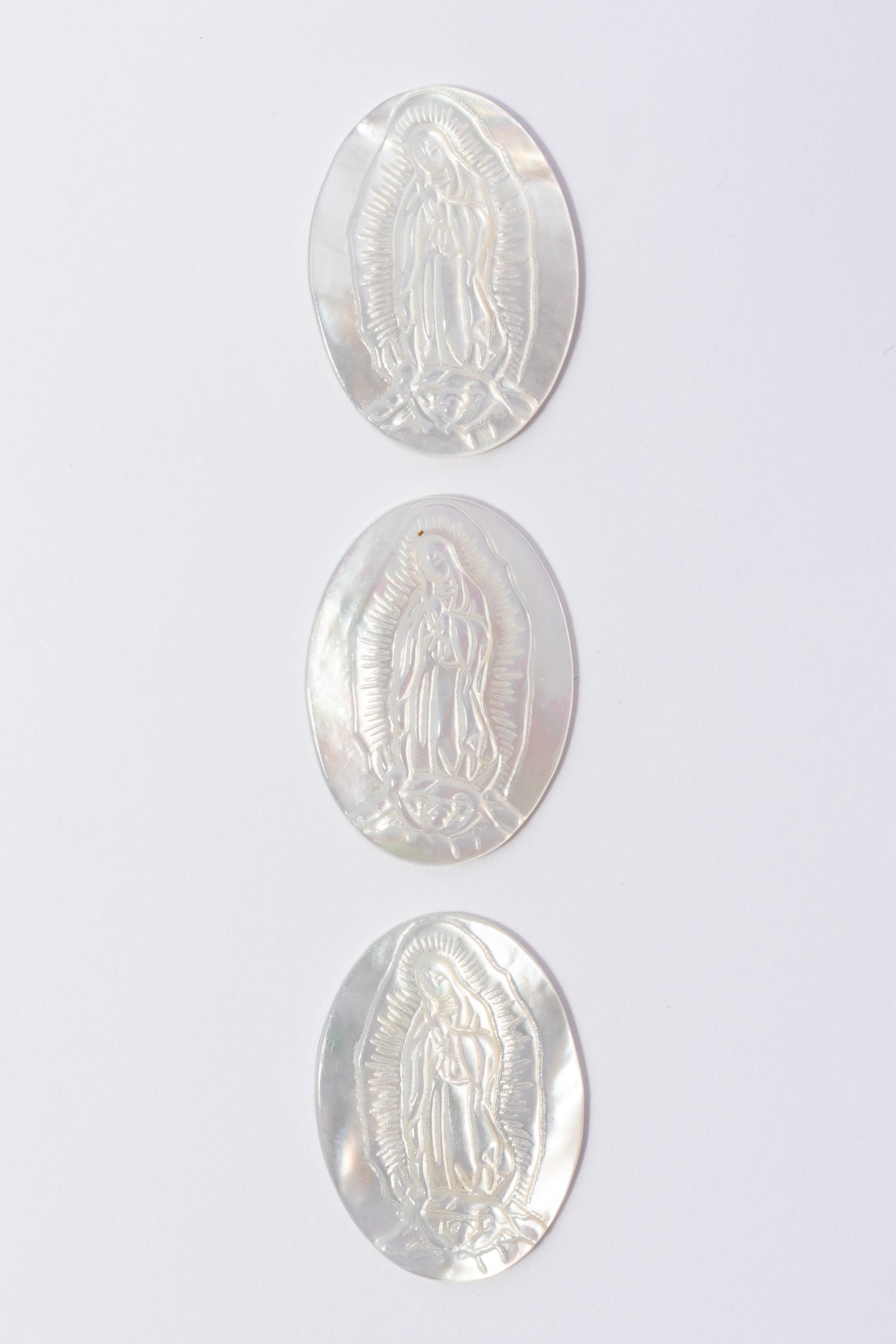 Cabujón de Madre Perla Virgen de Guadalupe
