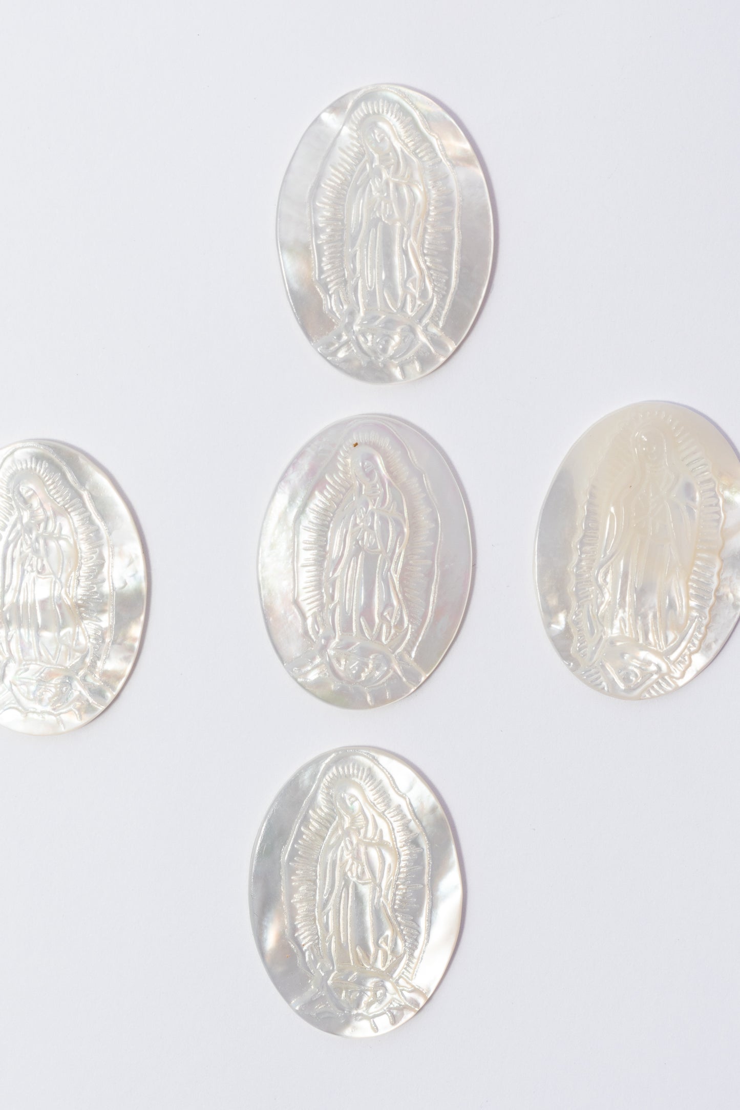 Cabujón de Madre Perla Virgen de Guadalupe