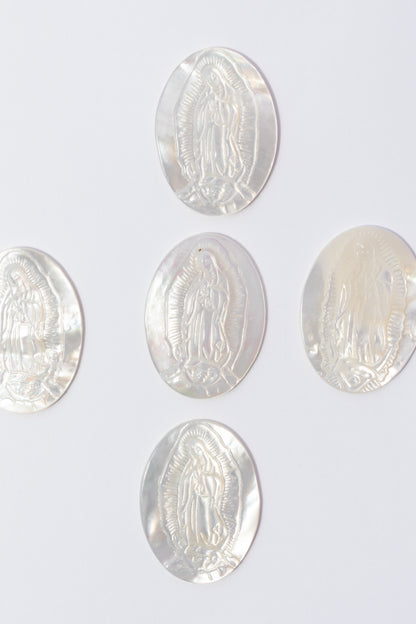 Cabujón de Madre Perla Virgen de Guadalupe