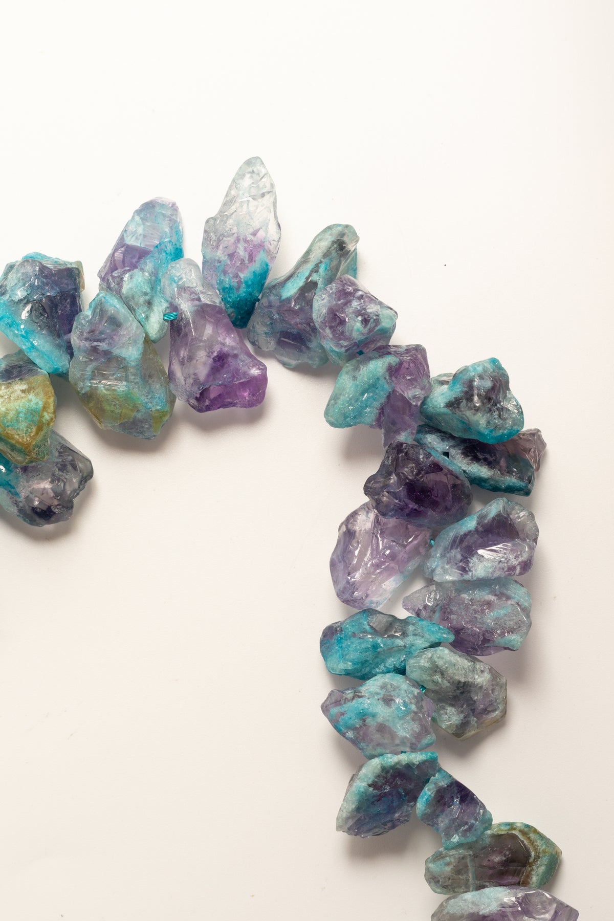 Hilo de Amatista con Apatite en Bruto