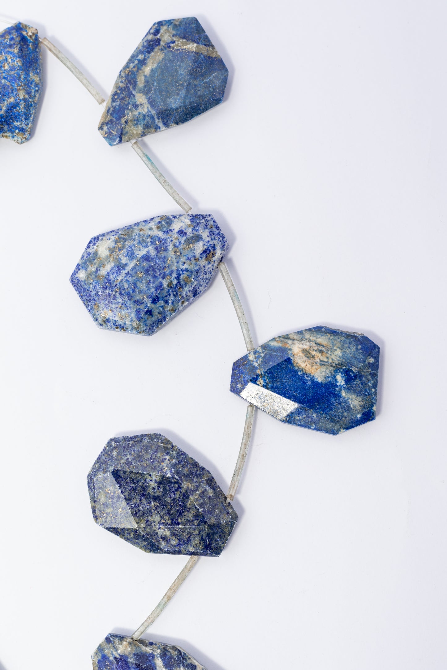 Hilo de Lapislazuli Octágono Facetado
