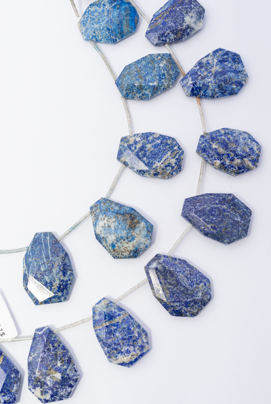 Hilo de Lapislazuli Octágono Facetado